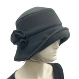 Eleanor cloche hat with equidistant brim handmade in black fleece and modeled on a mannequin 